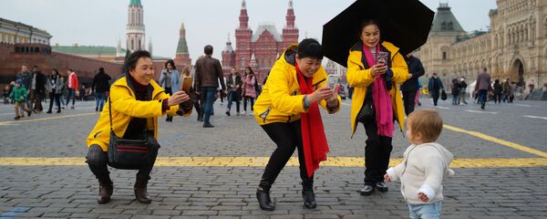 Иностранные туристки на Красной площади в Москве - 俄羅斯衛星通訊社