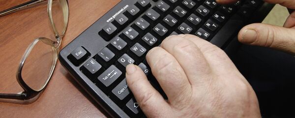 Пожилая женщина за компьютером - 俄羅斯衛星通訊社