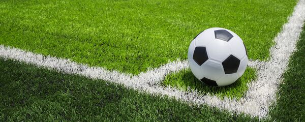 Классический футбольный мяч на поле - 俄罗斯卫星通讯社