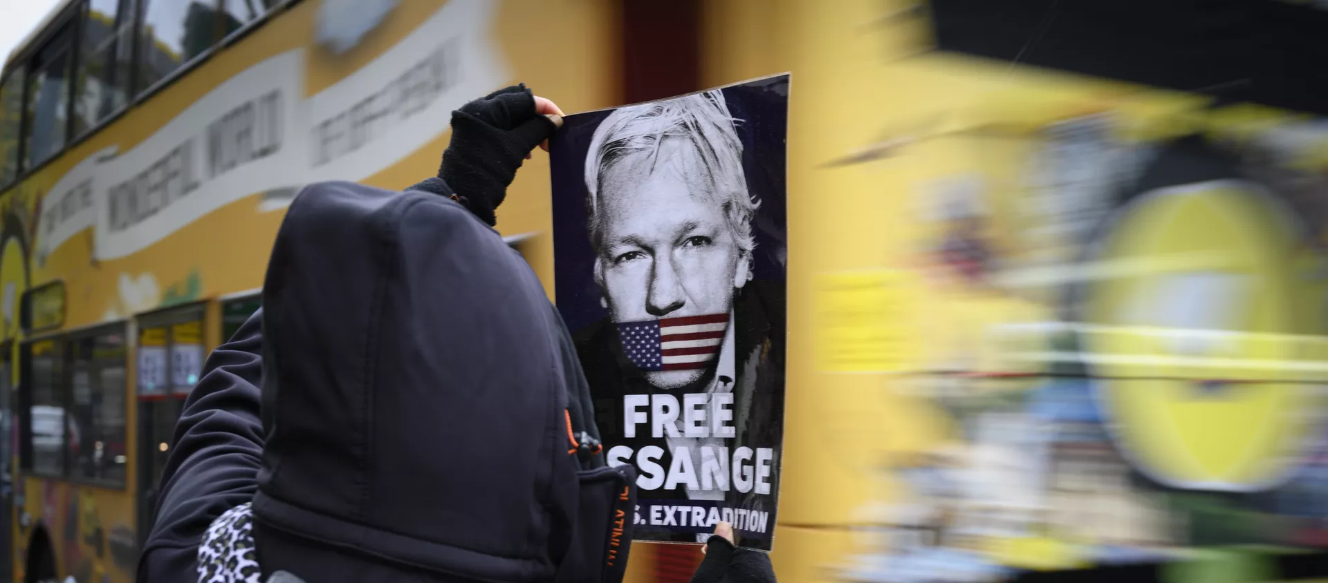 Участник акции против преследования основателя Wikileaks Джулиана Ассанжа держит в руках листовку с призывом освободить Дж. Ассанжа. - 俄羅斯衛星通訊社, 1920, 26.10.2021