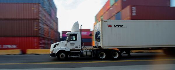 Грузовик на фоне контейнеров - 俄羅斯衛星通訊社