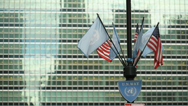  Флаги США и ООН у здания штаб-квартиры ООН в Нью-Йорке.  - 俄罗斯卫星通讯社