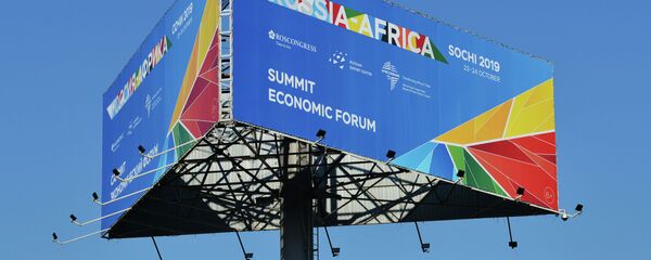 Щит с символикой экономического форума и саммита Россия – Африка на улице Сочи. - 俄罗斯卫星通讯社