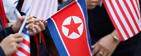 Bystanders holding North Korea and U.S. flags wait for the motorcade of U.S. President Donald Trump in Hanoi Bystanders holding North Korea and U.S. flags wait for the motorcade of U.S. President Donald Trump in Hanoi - 俄罗斯卫星通讯社