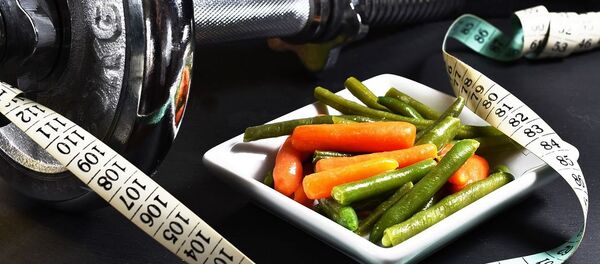 Тарелка с овощами и гантеля - 俄羅斯衛星通訊社