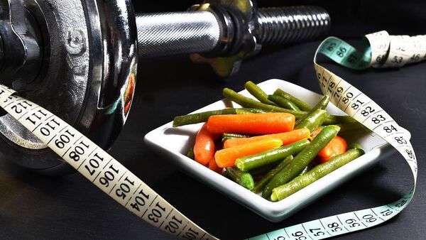 Тарелка с овощами и гантеля - 俄羅斯衛星通訊社