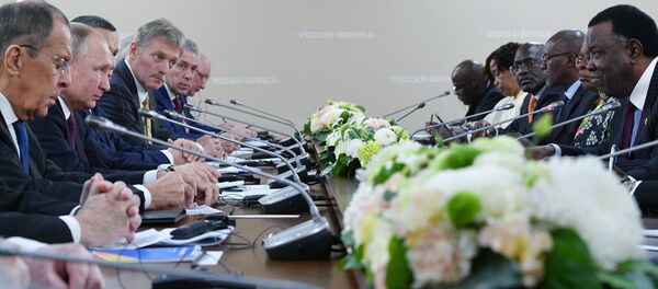 Президент России Владимир Путин и его коллега из Намибии Хейдж Гейнгоб на экономическом форуме Россия - Африка в Сочи - 俄罗斯卫星通讯社