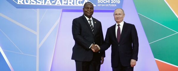 Владимир Путин и Фостен-Аршанж Туадер - 俄罗斯卫星通讯社