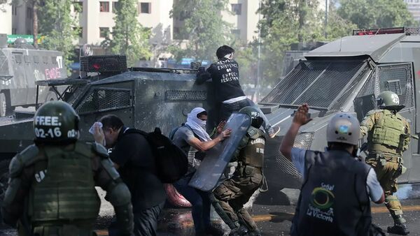 Столкновение участников демонстрации с силовой полицией в Чили - 俄羅斯衛星通訊社