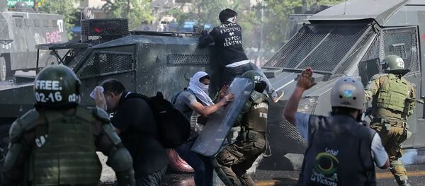 Столкновение участников демонстрации с силовой полицией в Чили Столкновение участников демонстрации с силовой полицией в Чили - 俄罗斯卫星通讯社