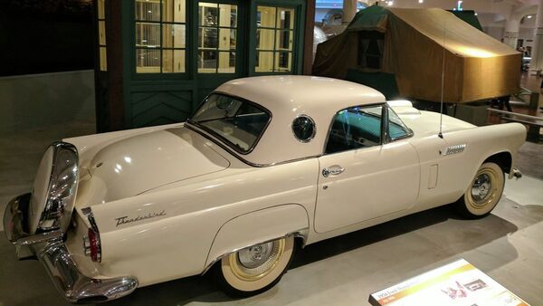 Ретро автомобиль 1956 Thunderbird - 俄羅斯衛星通訊社