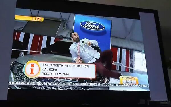 美国一记者直播车展时跳上名车遭解雇 - 俄罗斯卫星通讯社