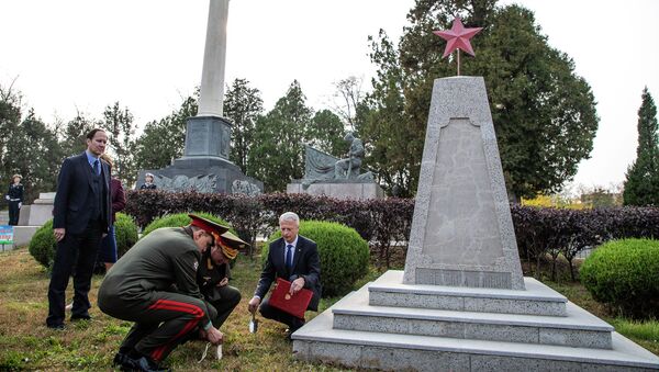 На мемориальном кладбище в Даляне возложили венок и цветы в память о советских воинах - 俄羅斯衛星通訊社