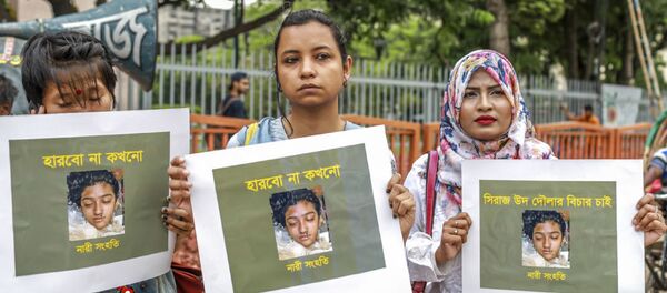 На плакатах Нусрат Джахан Рафи - девушка соженная до смерти из-за жалоб на домогательства со стороны директора школы. - 俄罗斯卫星通讯社