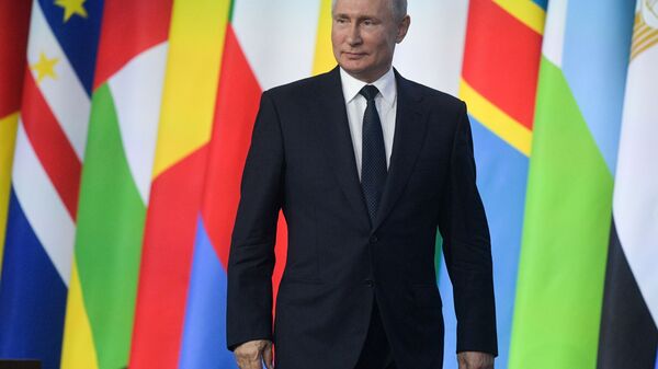24 октября 2019. Президент РФ Владимир Путин на церемонии подписания Меморандума между правительством РФ и Африканским союзом об основах взаимоотношений и Меморандума о взаимопонимании между ЕЭК и Африканским союзом. - 俄罗斯卫星通讯社