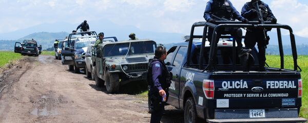 墨西哥当局截获两辆运送约百名非法移民的卡车 - 俄罗斯卫星通讯社