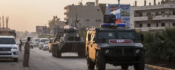  Российские войска патрулируют улицы в городе Амуда, на севере Сирии - 俄罗斯卫星通讯社