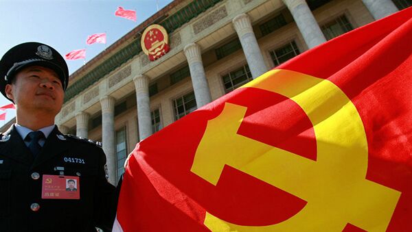 Полицейский держит флаг Коммунистической партии КНР - 俄羅斯衛星通訊社