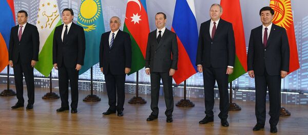Во время совместного фотографирования глав делегаций - участников заседания СНГ - 俄罗斯卫星通讯社