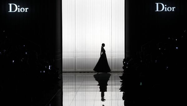 Модель во время показа Диор на Неделе моды в Париже - 俄羅斯衛星通訊社