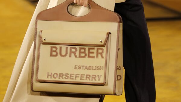 Модель с сумкой Burberry на показе в Лондоне - 俄羅斯衛星通訊社