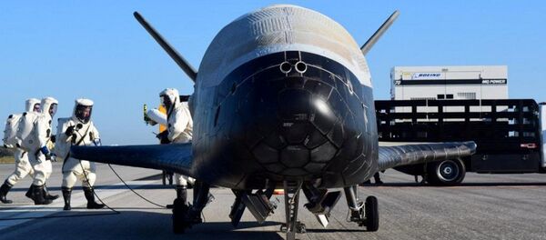 美国X-37B秘密轨道试验飞行器破纪录在宇宙飞行780天后返回地球 美国X-37B秘密轨道试验飞行器破纪录在宇宙飞行780天后返回地球 - 俄罗斯卫星通讯社