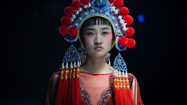 嫵媚奪魂色彩斑斕的中國國際時裝周圖片 - 俄羅斯衛星通訊社