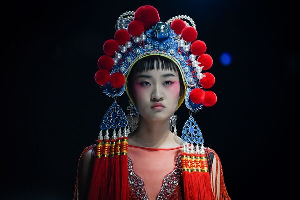 妩媚夺魂色彩斑斓的中国国际时装周图片 - 俄罗斯卫星通讯社