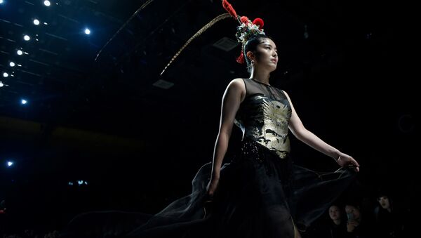 Показ коллекции основателя модной марки David Sylvia Hao Weimin на Неделе моды в Китае - 俄罗斯卫星通讯社