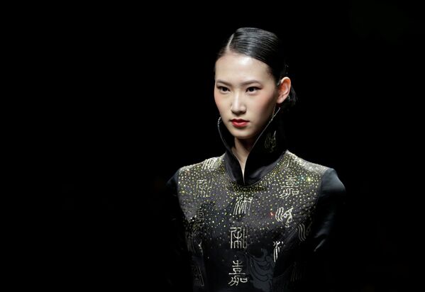 妩媚夺魂色彩斑斓的中国国际时装周图片 - 俄罗斯卫星通讯社