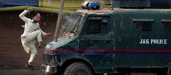 Протестующий в Кашмире прыгает на машину индийской полиции.  - 俄羅斯衛星通訊社