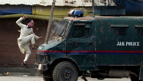 Протестующий в Кашмире прыгает на машину индийской полиции.  - 俄罗斯卫星通讯社
