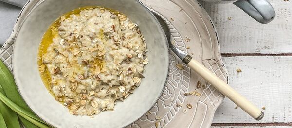 Тарелка каши и чашка кофе - 俄罗斯卫星通讯社