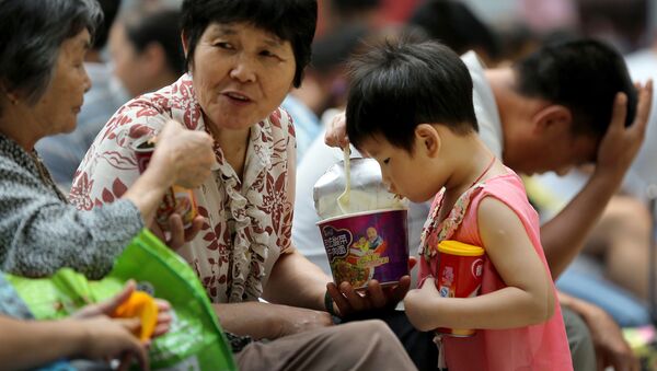 Бабушка кормит ребенка лапшой - 俄羅斯衛星通訊社