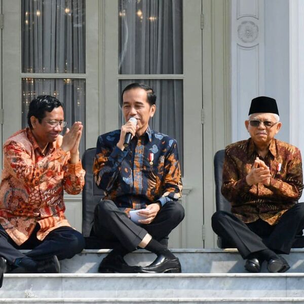 印尼总统高难度盘腿坐姿走红网络  网友纷纷发起挑战 - 俄罗斯卫星通讯社