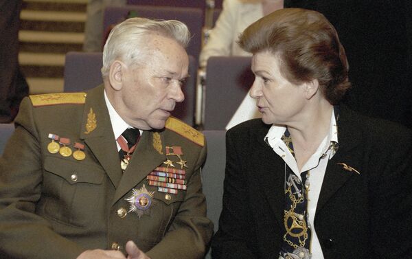 米哈伊爾·卡拉什尼科夫與航天員瓦蓮金娜·捷列什科娃 - 俄羅斯衛星通訊社
