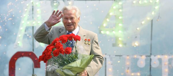 Михаил Калашников принял участие в торжествах по случаю 60-летия создания автомата Калашникова. - 俄羅斯衛星通訊社