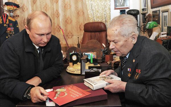 普京总统和卡拉什尼科夫在伊热夫斯克市见面 - 俄罗斯卫星通讯社