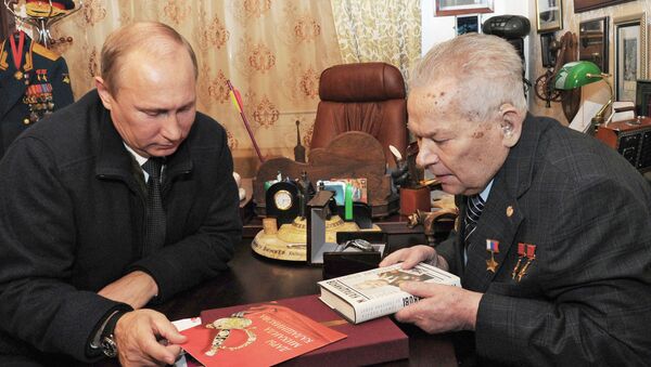 普京總統和卡拉什尼科夫在伊熱夫斯克市見面 - 俄羅斯衛星通訊社