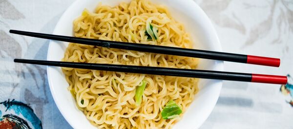 Лапша и палочки для еды Лапша и палочки для еды - 俄罗斯卫星通讯社