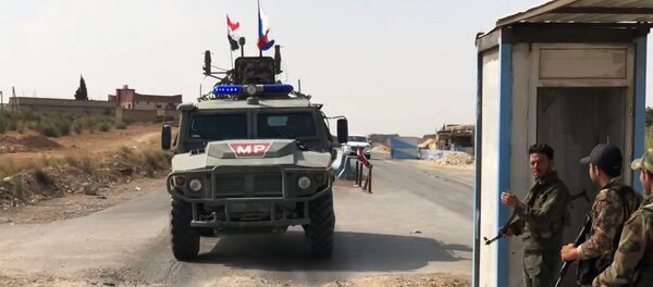Бронеавтомобиль патрульной службы военной полиции РФ в районе Манбиджа на северо-востоке Сирии. - 俄罗斯卫星通讯社