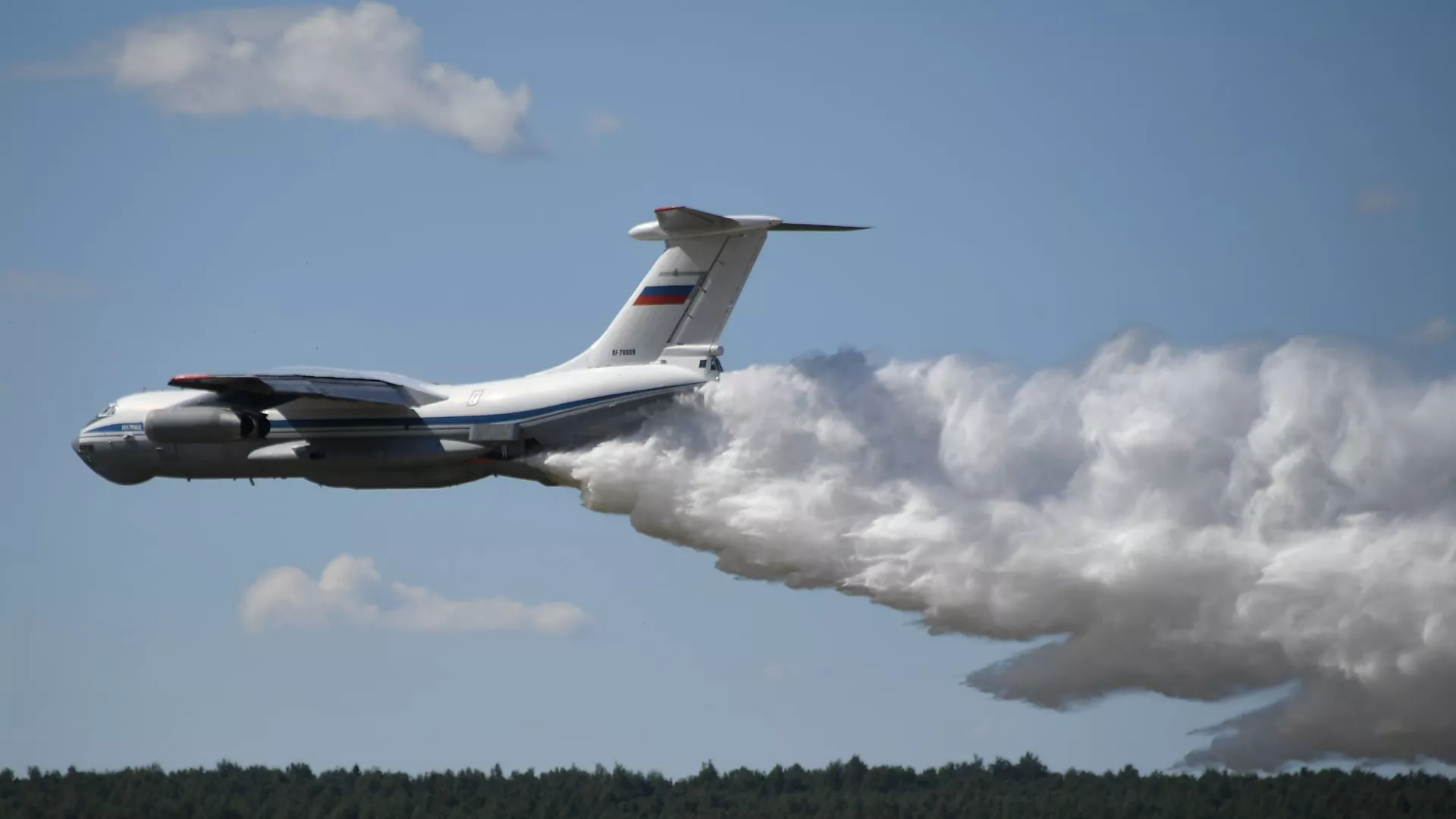Самолет Ил-76МД во время тушения пожара