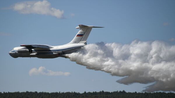 Самолет Ил-76МД во время тушения пожара - 俄罗斯卫星通讯社