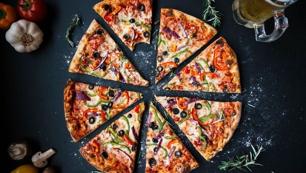 Пицца, нарезанная на кусочки - 俄罗斯卫星通讯社
