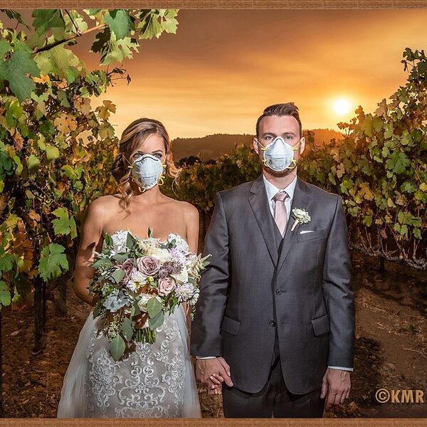 一对新婚夫妇戴着呼吸器以火灾为背景拍照 - 俄罗斯卫星通讯社