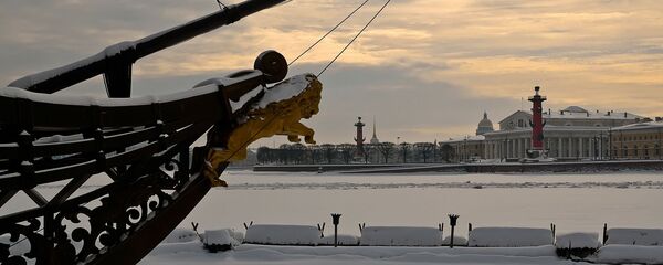 Вид на ростральные колонны и набережную реки Невы в Санкт-Петербурге Вид на ростральные колонны и набережную реки Невы в Санкт-Петербурге - 俄罗斯卫星通讯社