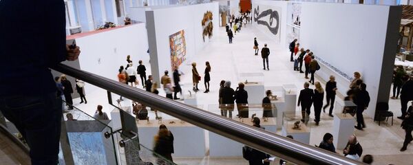 Посетители на открытии основного проекта V Московской биеннале современного искусства Больше света в Центральном выставочном зале (ЦВЗ) Манеж в Москве. Посетители на открытии основного проекта V Московской биеннале современного искусства Больше света в Центральном выставочном зале (ЦВЗ) Манеж в Москве. - 俄罗斯卫星通讯社