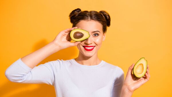 Девушка с авокадо на желтом фоне Девушка с авокадо на желтом фоне - 俄羅斯衛星通訊社