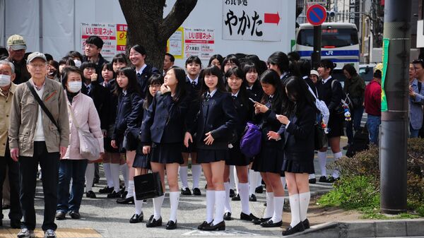 Японские школьницы на пешеходном переходе - 俄羅斯衛星通訊社