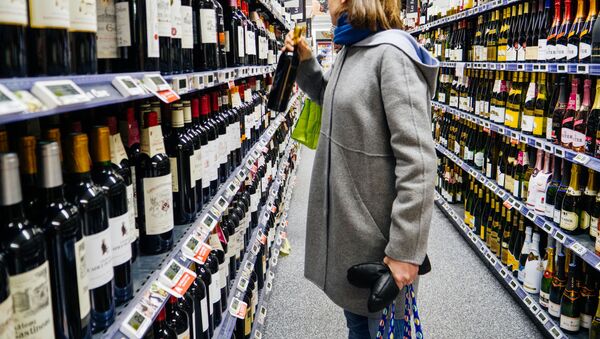 Девушка выбирает вино в магазине Страсбурга  - 俄羅斯衛星通訊社
